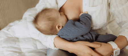 de uma mãe amamentando o bebê